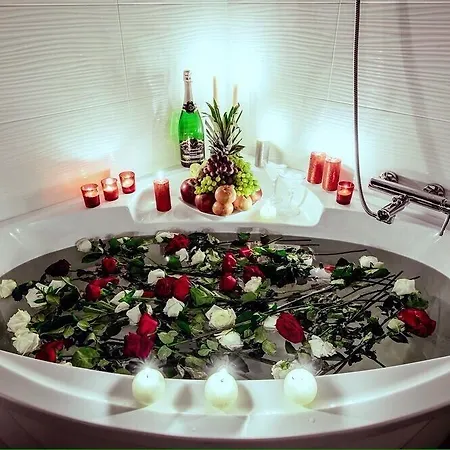 люкс независимости, 12 With Jacuzzi * Минск