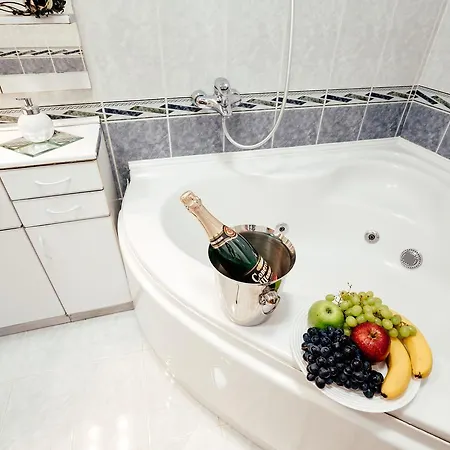 люкс независимости, 12 With Jacuzzi Апартаменты Минск